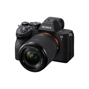 Venta de Cámara full frame sin espejo Sony A7 IV + FE 28-70mm  f/3.5-5.6 OSS